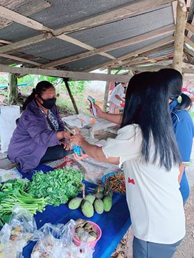 องค์การบริหารส่วนตำบลหน้าเขา  ลงพื้นที่ตลาดเช้าวันพุธตำบลหน้าเขาตรวจวัดอุณหภูมิแม่ค้าในตลาด เพื่อเป็นการเฝ้าระวังการแพร่ระบาดของโรคติดเชื้อไวรัสโคโรนา 2019
